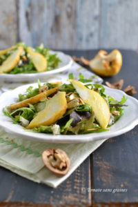 Salade de mesclun à la poire et au roquefort