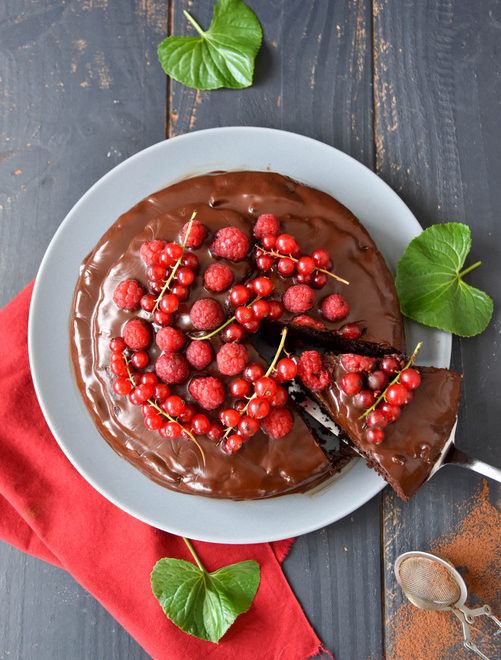 Photo du Gâteau au chocolat vegan aux fruits rouges du blog Tomate Sans Graines de Stéphanie Faustin