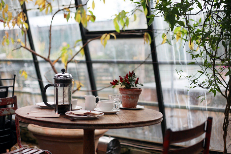 Table dressée avec une cafetière à piston, pour un café zéro déchet