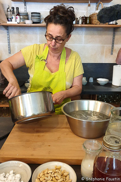 Marianne Meschi, traiteur engagée, en train de confectionner de la mozzarella végétale
