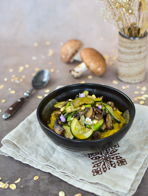Porridge salé aux champignons et légumes de saison