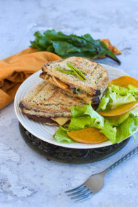 Croque-monsieur à la butternut et aux fanes de betterave {végan}