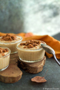 Petites crèmes de poire aux épices et leur crumble de biscuits