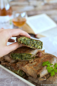 Galettes de sarrasin aux épinards, noisettes et fromage