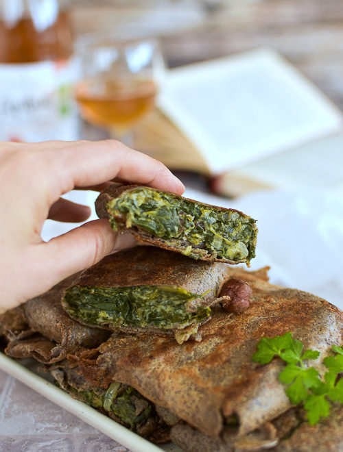 Galettes de sarrasin aux épinards, noisettes et fromage