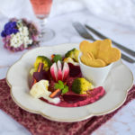L'assiette d'houmous garni vu de profil