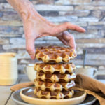 Une main prenant une gaufre.