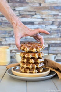 Une main prenant une gaufre.