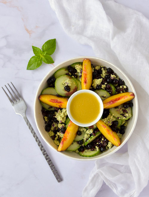 Salade santé : riz noir, concombre, pêches et myrtilles