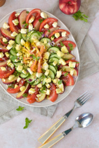 Salade de tomates anciennes, nectarine, concombre et feta végane