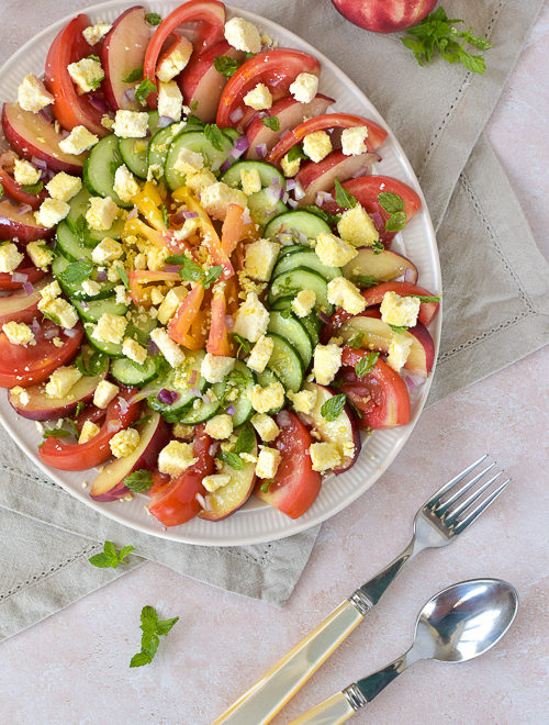 Salade de tomates anciennes, nectarine, concombre et feta végane