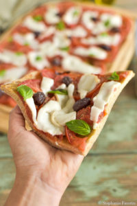 Tarte végane à la tomate et à la mozzarella fumée