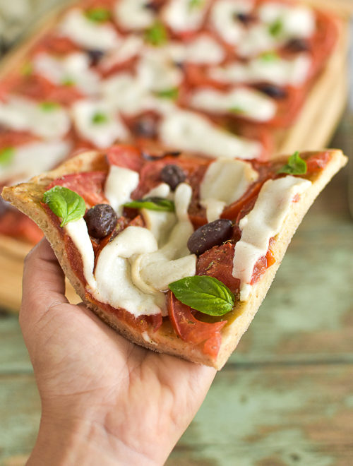 Tarte végane à la tomate et à la mozzarella fumée