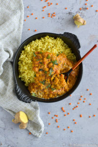 Vue de haut du dhal avec le riz basmati