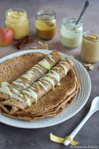 Zoom sur les crêpes avec la sauce amande-citron.