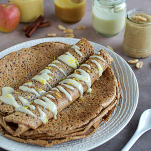 Zoom sur les crêpes avec la sauce amande-citron.