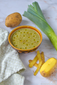 Velouté aux épluchures de pomme de terre et vert de poireau {zéro déchet}