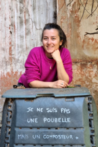 Stéphanie Faustin du blog Un Pas Plus Vert posant avec son composteur collectif.