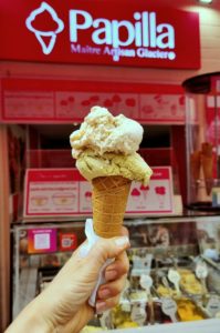 Cornet de glaces Papilla devant la boutique du Vieux-Nice.