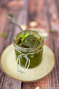 Zoom sur une cuillerée de pesto menthe-pistache.