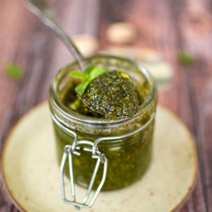 Zoom sur une cuillerée de pesto menthe-pistache.