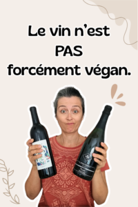 Image montrant l'autrice tenant deux bouteilles de vin avec le titre : Le vin n'est pas forcément végan.