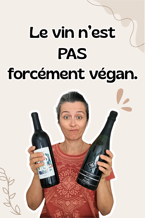 Image montrant l'autrice tenant deux bouteilles de vin avec le titre : Le vin n'est pas forcément végan.